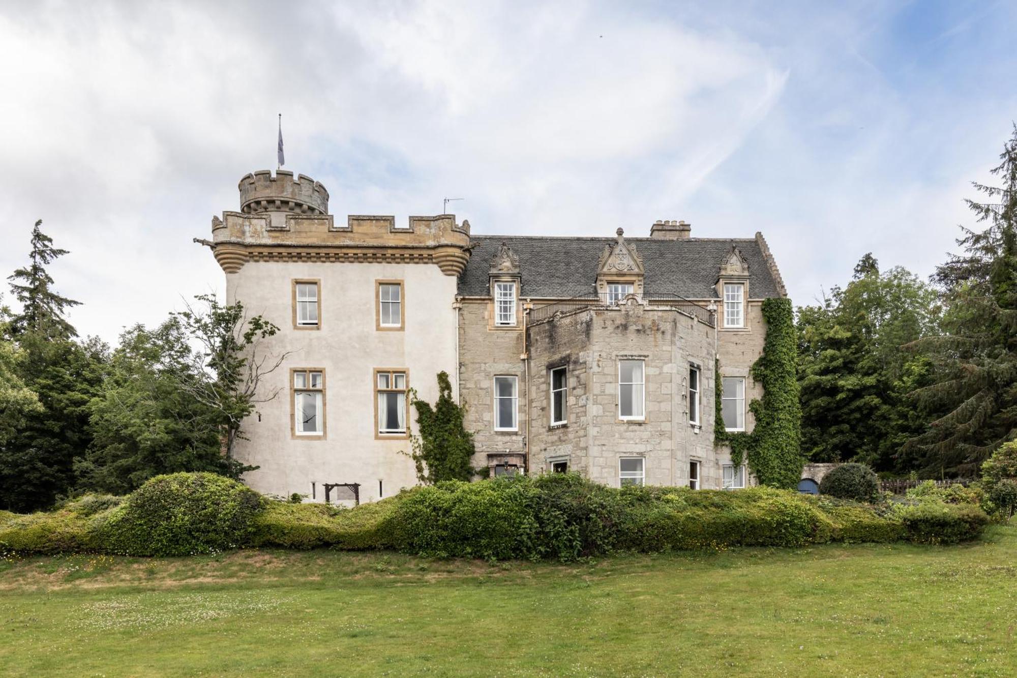 Tulloch Castle Hotel 'A Bespoke Hotel' Дингуол Екстериор снимка